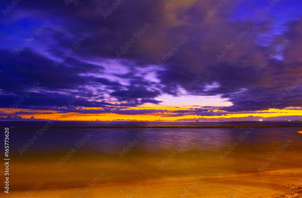 Obraz premium ハワイ ワイキキビーチの夕景