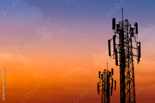 Photo silhouette of communication tower with dusk sky with space for text