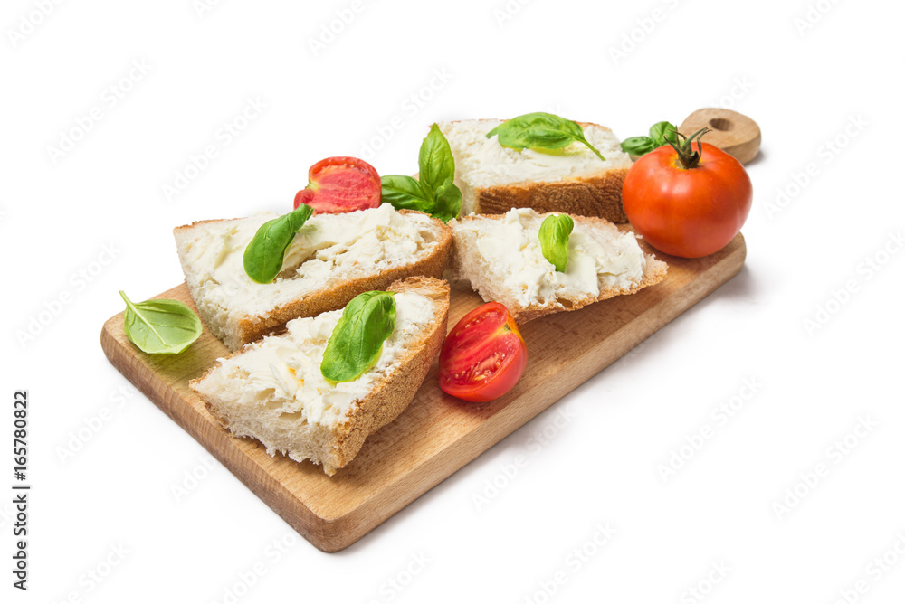 Bruschette con crema di formaggio, pomodoro e basilico