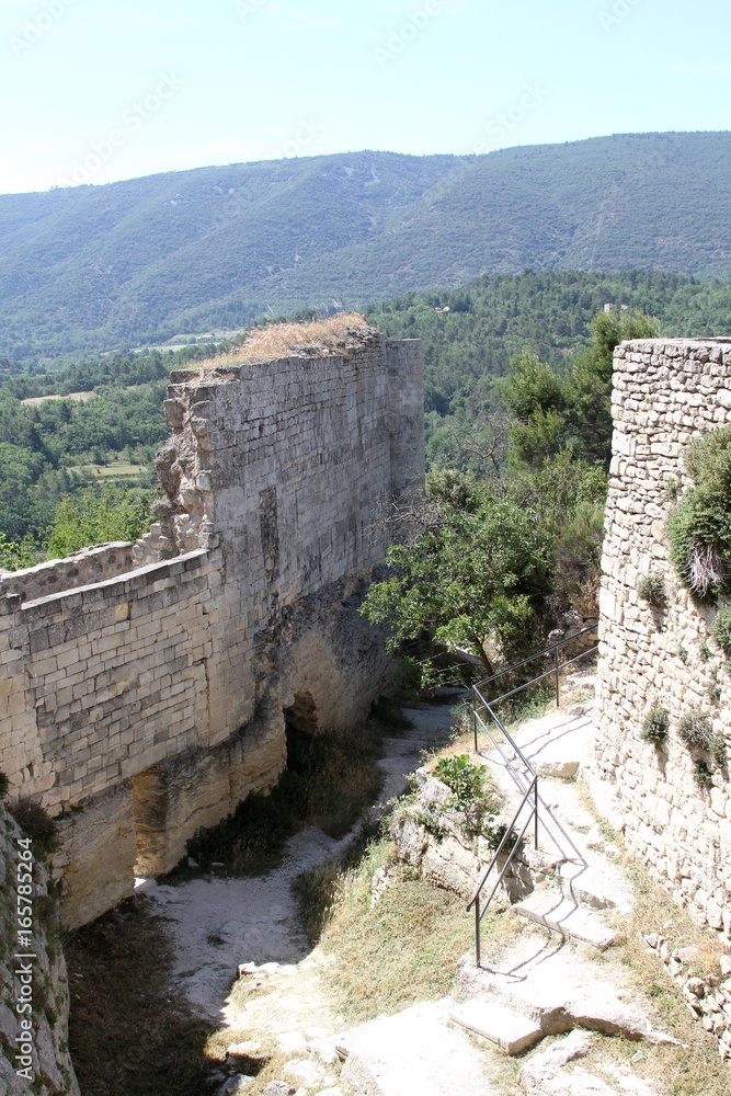 le village de Lacoste en Provence dans le Vaucluse et les ruines du château du marquis de Sade
