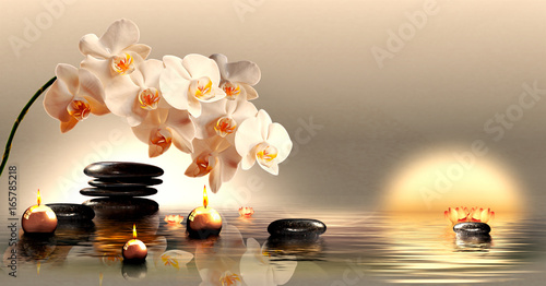 Wandbild mit Orchideen  Steinen im Wasser und schwimmenden Kerzen