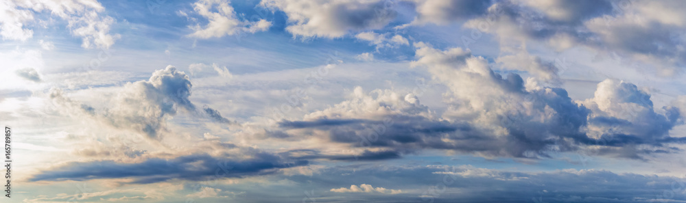 Fototapeta premium tło, panorama nieba z dramatycznymi chmurami