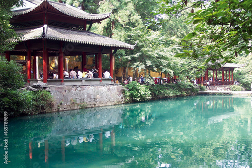 Pavillon und türkiser Teich im Lingyin Si Tempel in Hangzhou China photo