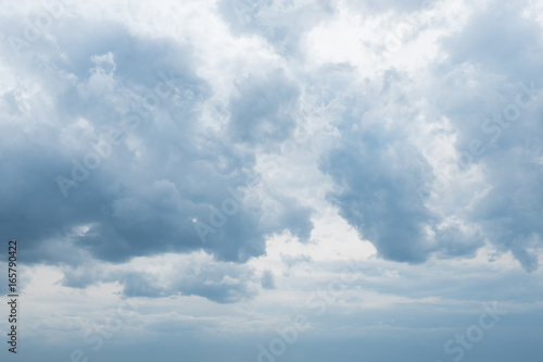 ciel nuageux gris sombre pluvieux menaçant pluie mauvias temps météo prévision dépression nuage