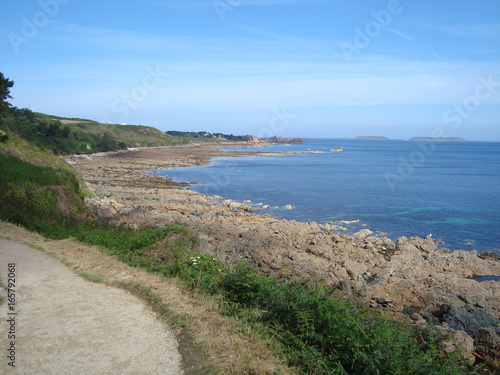 chemin longeant la mer