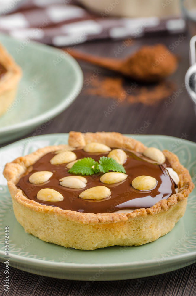 Chocolate tartalets with nuts