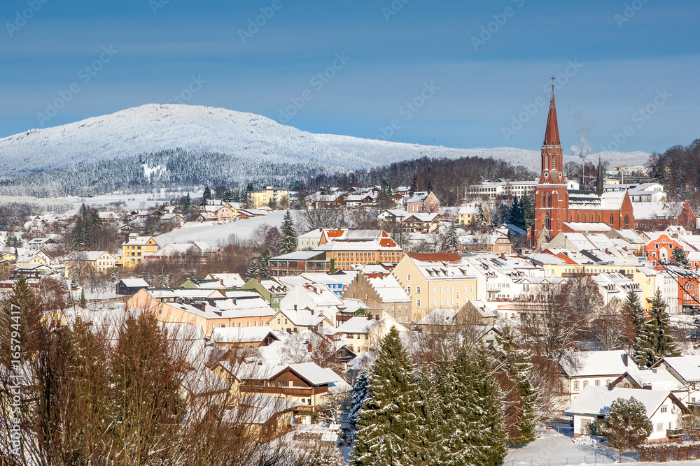 Obraz premium Winteransicht der Stadt Zwiesel im Bayerischen Wald mit dem Grossen Falkenstein