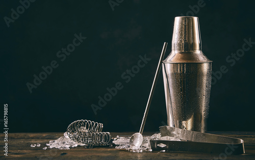 Bild auf Leinwand Cocktail shaker, swizzle and crushed ice