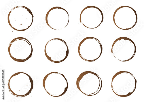Sammlung Kaffeeflecken auf weißem Hintergrund, isoliert als Vektoren