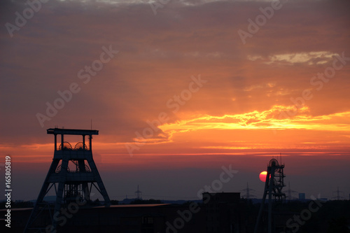 Förderturm der Zeche Ewald im Ruhrgebiet bei Sonnenuntergang