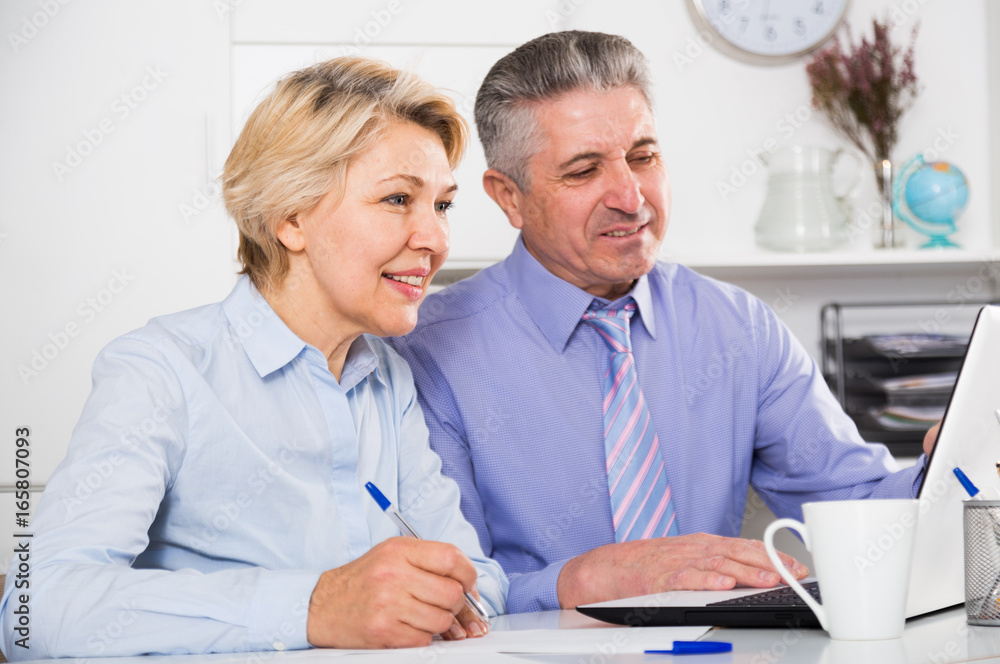 Obraz premium Mature employees work on documents
