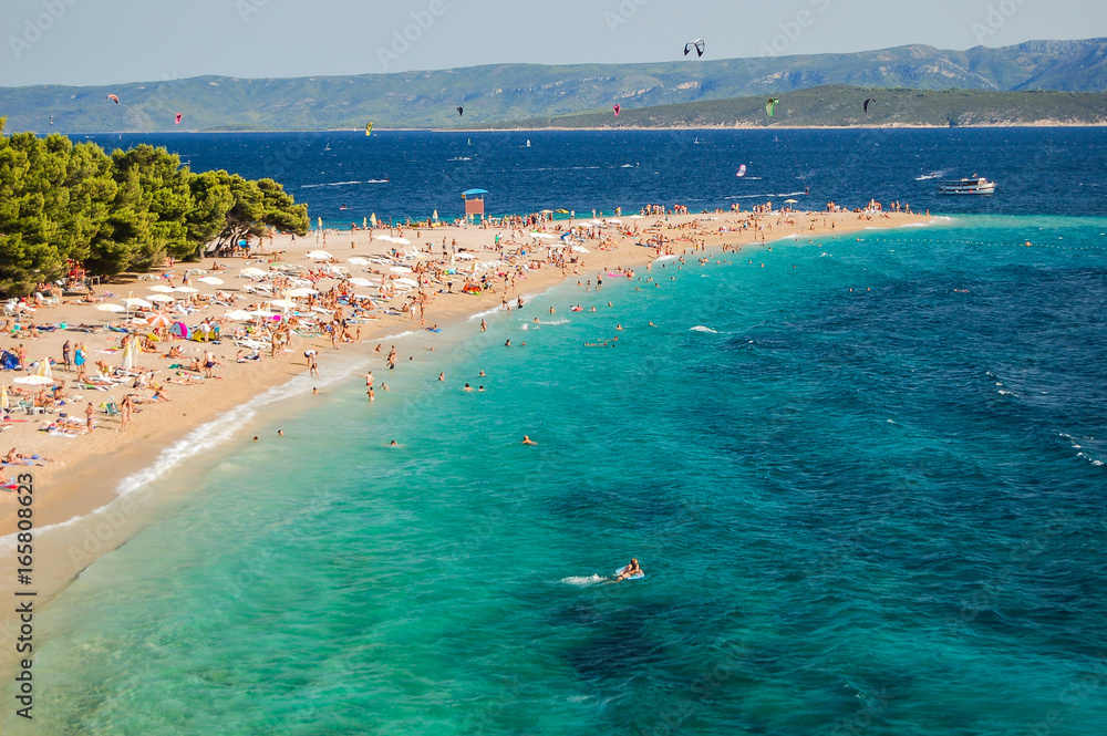Słynna plaża Złoty Róg na wyspie Brac w Chorwacji