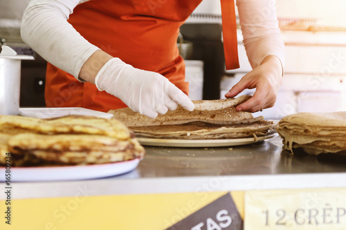 Cuadro en lienzo femme préparant des crêpes dans camion, street food