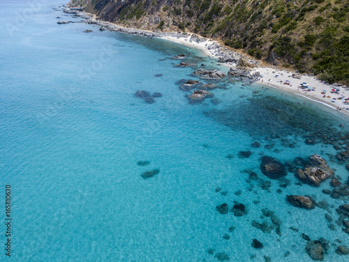 Paradiso del sub, spiaggia con promontorio a picco sul mare. Zambrone, Calabria, Italia. Immersioni relax e vacanze estive. Coste italiane, spiagge e rocce