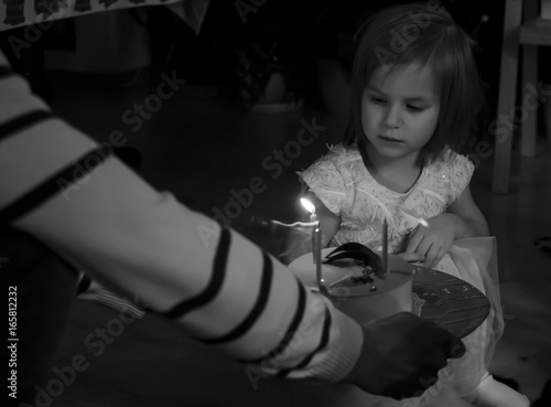 Wallpaper Mural Девочка задувает свечи на торте Torontodigital.ca