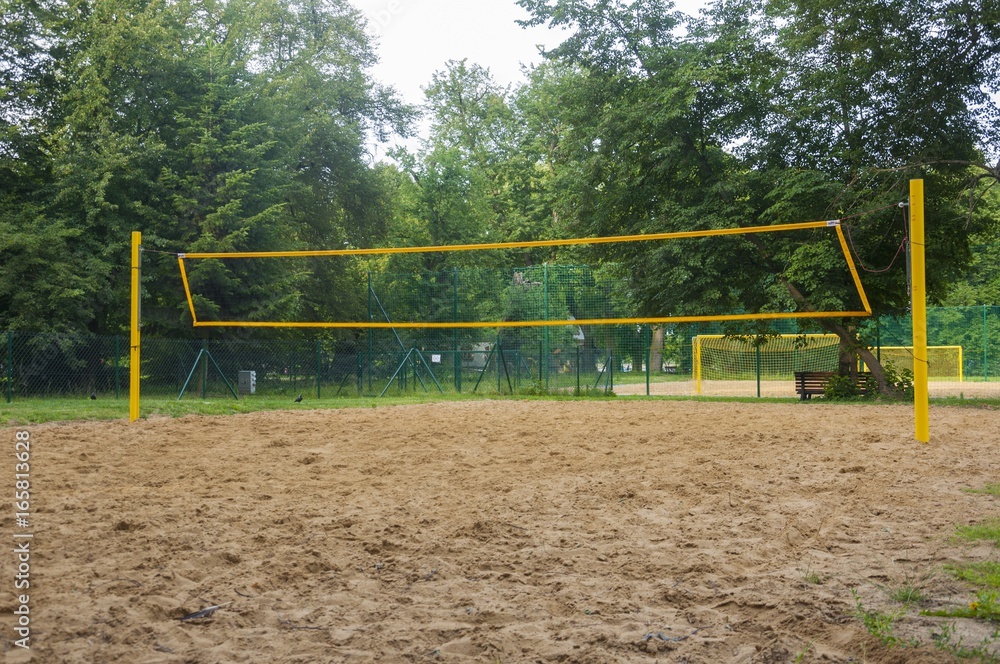 a volleyball net hang over the sand field