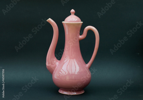 Fotografía Pink porcelain pot on black background