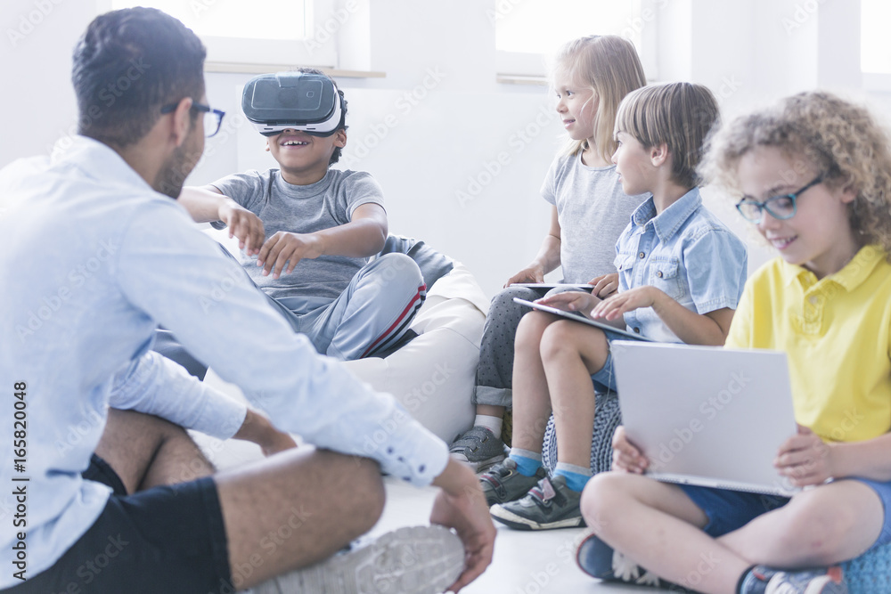 Obraz premium Boy uses VR glasses