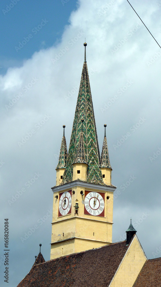 Bunte Dachziegel auf einem Kirchturm in Sibiu Hermannstadt in Rumänien