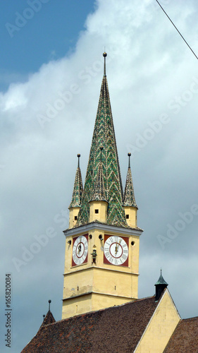 Bunte Dachziegel auf einem Kirchturm in Sibiu Hermannstadt in Rumänien