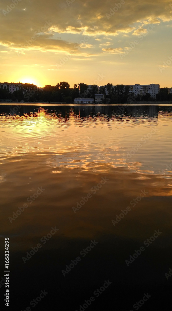 Obraz premium Sunset on lake. Clouds reflecting in the water_2