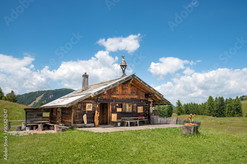 urige Holzhütte auf der Seiser Alm / Südtirol 