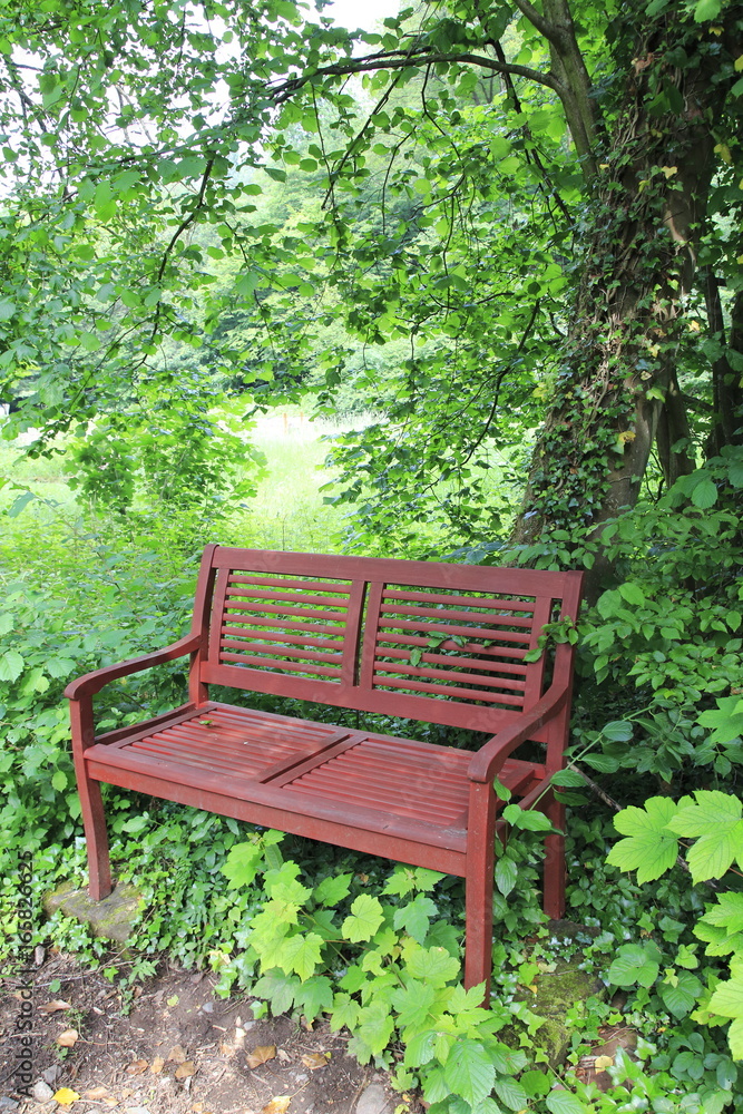 Romantische Bank, Sitzbank im Wald Romantische Bank, Sitzbank im Wald