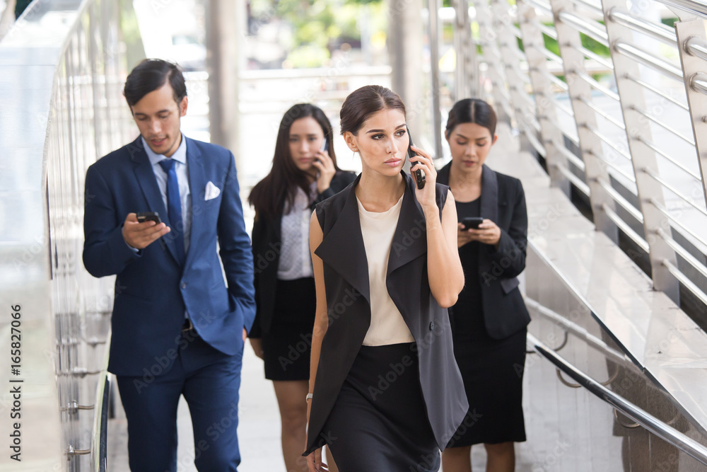 Obraz premium Business people with leader concept. Businesspeople using smartphone for talk business project while walking. Businesspeople working concept.
