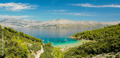 Piaszczysta plaża Lovrecina na wyspie Brac w Chorwacji 