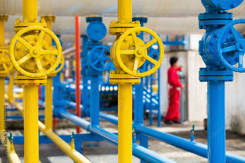 Obraz premium Valves at gas plant, Pressure safety valve and gas line pipe these valve will automatic close when emergency