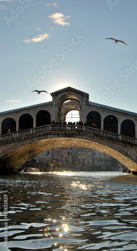 Rialto Bridge em Venice, Italy