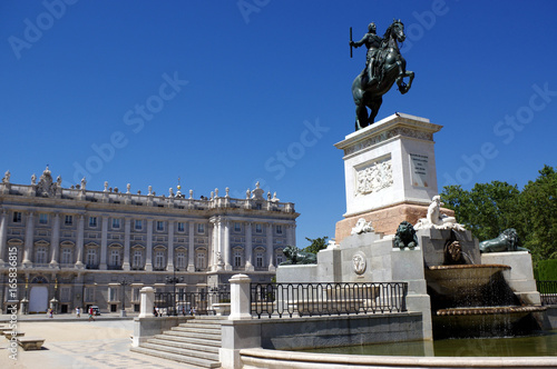 palais royal et statue de felipe 3 à madrid 
