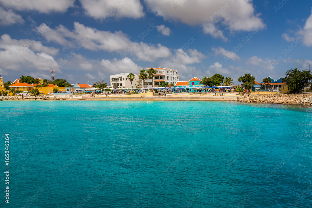 Obraz premium Arriving at Bonaire, capture from Ship at the Capital of Bonaire, Kralendijk in this beautiful island of the Ccaribbean Netherlands, with its paradisiac beaches and water.