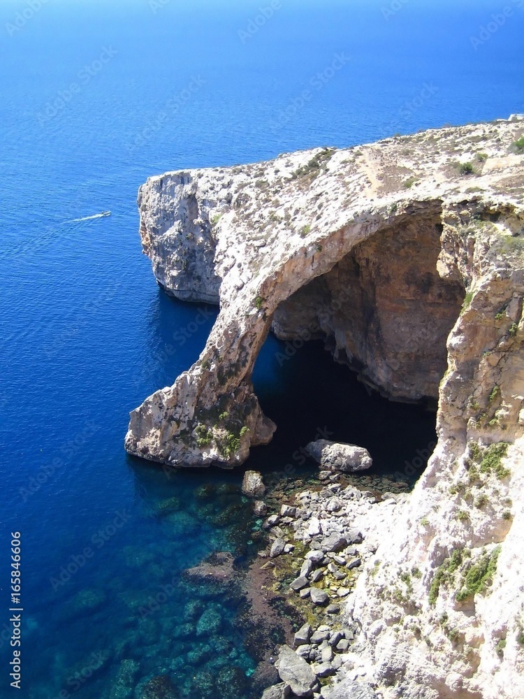 Arche naturelle à l'entrée de la grotte bleue de Malte