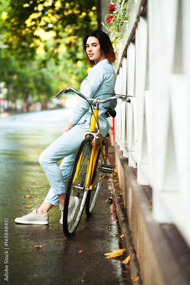 Naklejka premium Lovely woman woman with a bicycle
