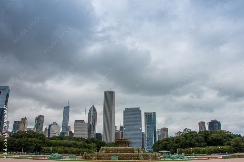 Springbrunnen außer Betrieb und Hochhäuser, Chicago