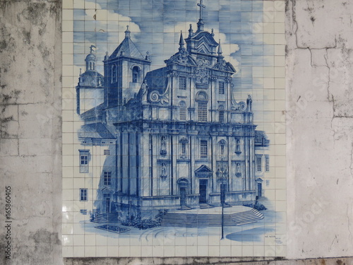 Portugal - Coimbra - Azulejos de la nouvelle cathédrale Sé Nova dans une rue