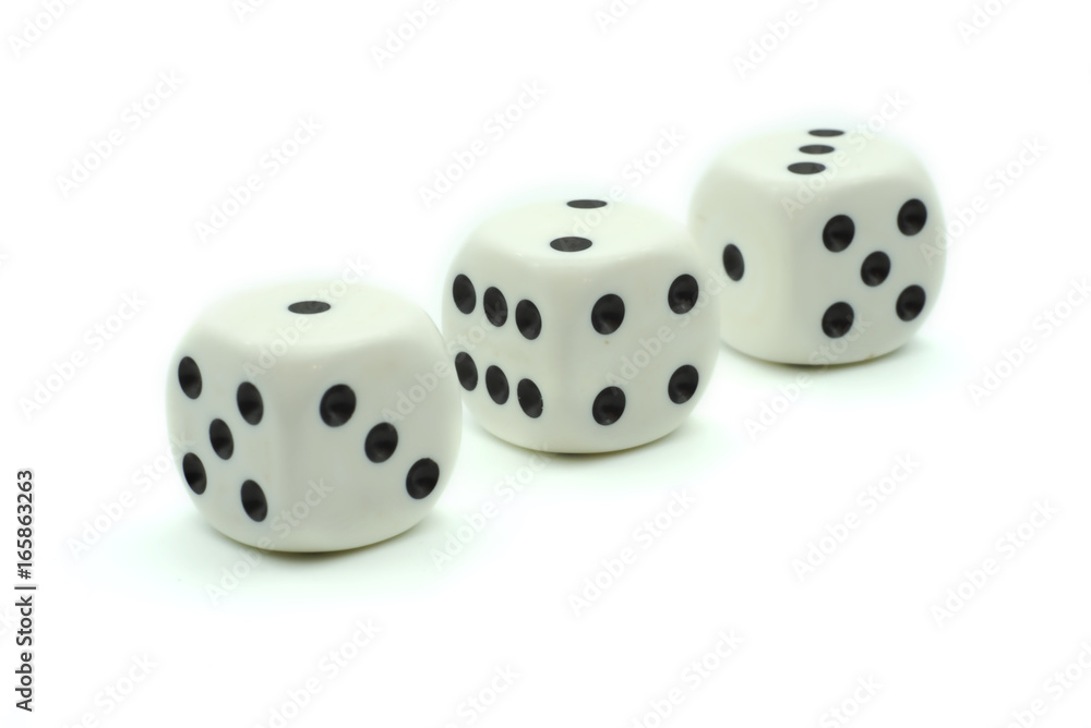 Jeux de hasard, dés blanc isolés sur fond blanc. Jeux de hasard, dés blanc isolés sur fond blanc.