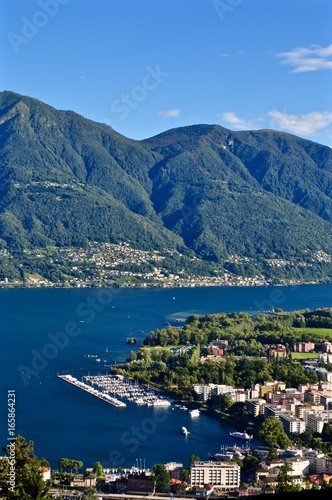 Aussicht auf den See Lago Maggiore und die Stadt Locarno im Tessin.