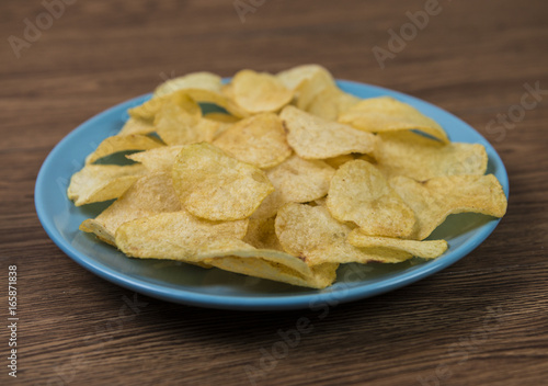 potato chips in blue plate