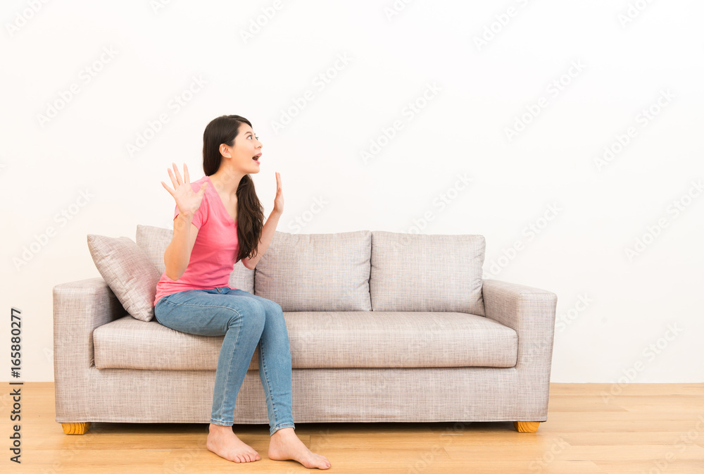 Obraz premium surprised woman open the mouth excitedly