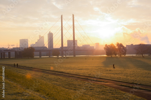 Sonnenaufgang über Düsseldorf