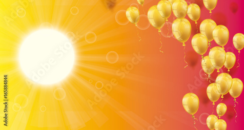 Sommerhimmel mit Sonne, Sonnenstrahlen und goldenen Luftballons