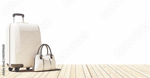 Valigia e borsa, bagaglio da mare su pontile