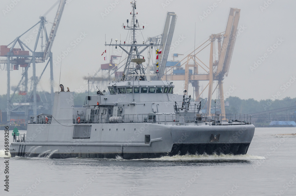 MINEHUNTER - The Norwegian warship leaves the port