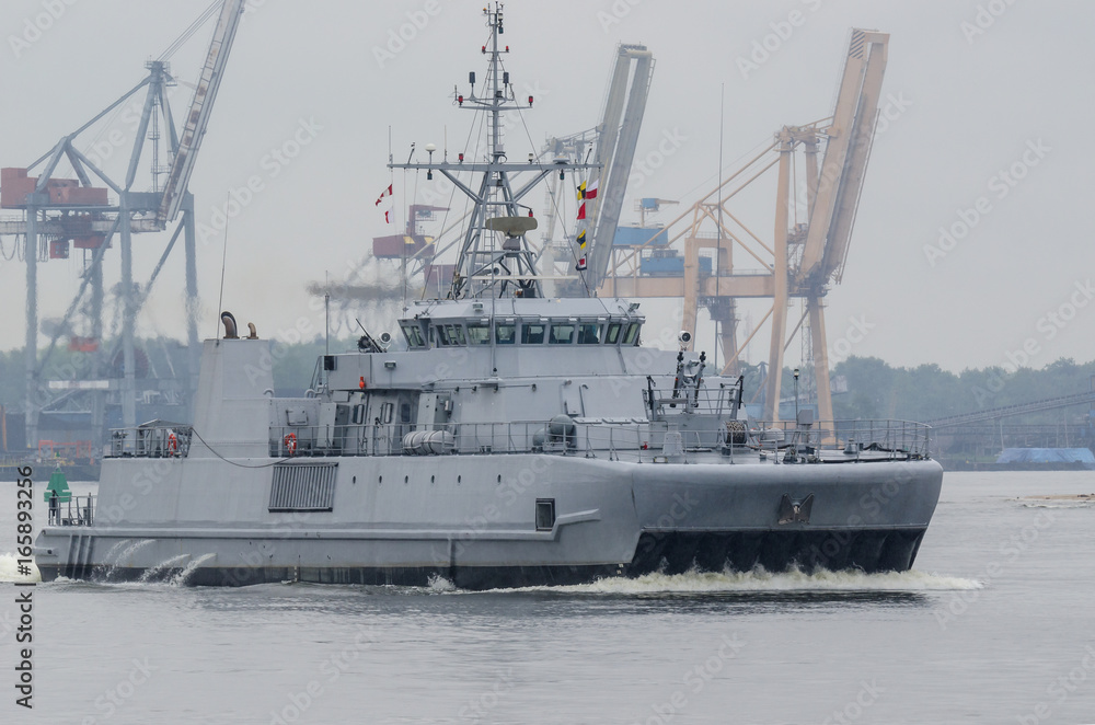 Obraz premium MINEHUNTER - The Norwegian warship leaves the port