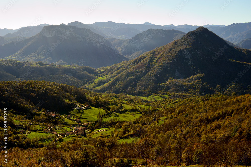 Fototapeta premium VISTA DEL PARQUE DE REDES (SOBRESCOBIO-ASTURIAS) 