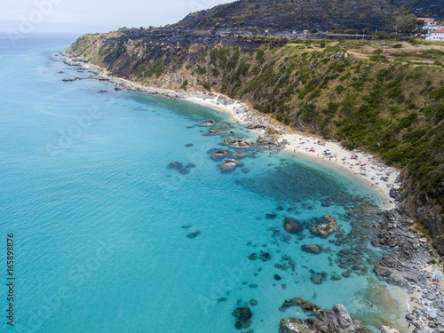 Paradiso del sub, spiaggia con promontorio a picco sul mare. Zambrone, Calabria, Italia. Immersioni relax e vacanze estive. Coste italiane, spiagge e rocce. Vista aerea © Naeblys