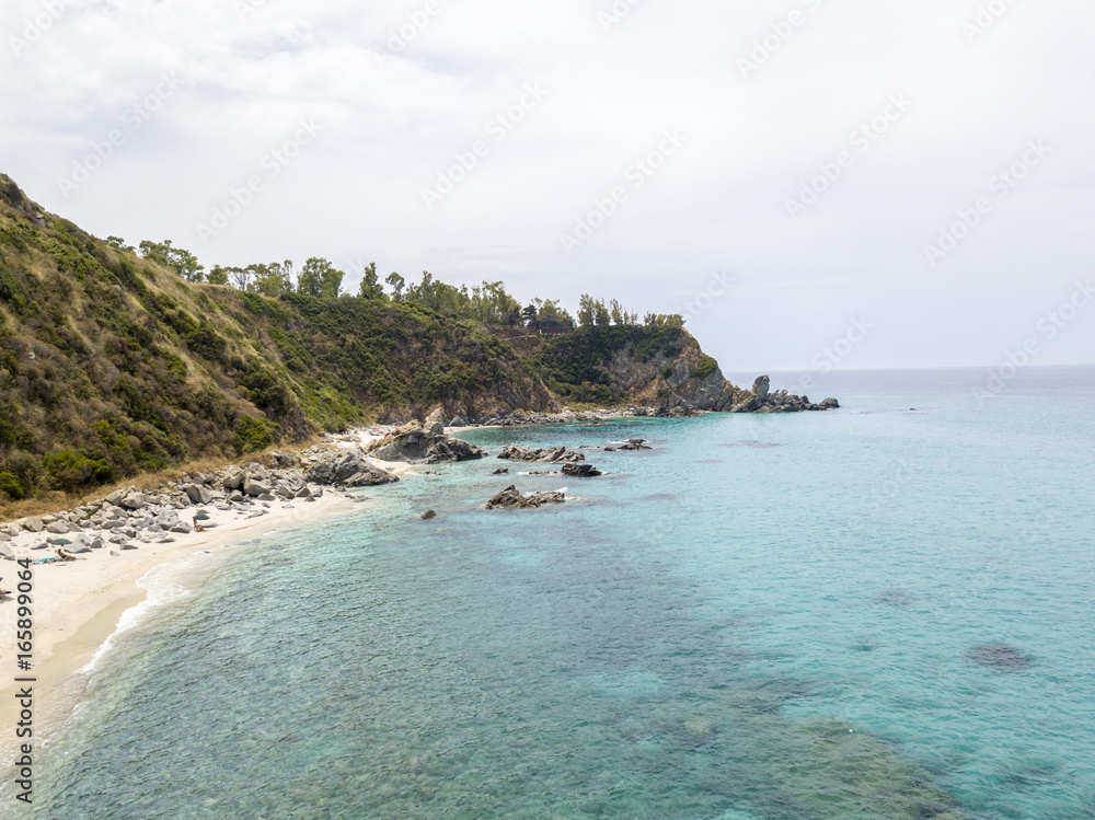 Paradiso del sub, spiaggia con promontorio a picco sul mare. Zambrone, Calabria, Italia. Immersioni relax e vacanze estive. Coste italiane, spiagge e rocce. Vista aerea