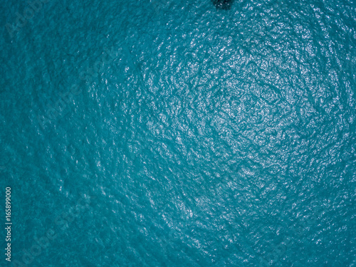 Vista aerea di scogli sul mare. Panoramica del fondo marino visto dall’alto, acqua trasparente